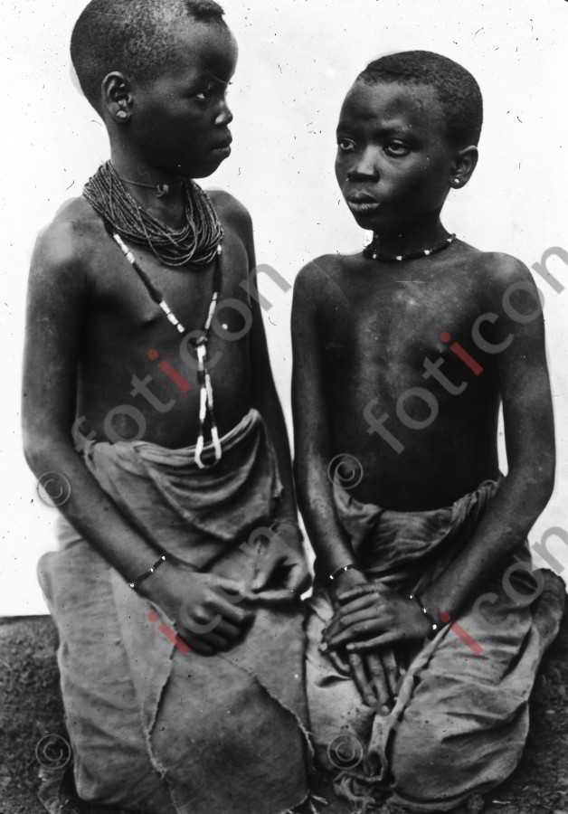 Afrikanische Mädchen | African girl - Foto foticon-simon-192-050-sw.jpg | foticon.de - Bilddatenbank für Motive aus Geschichte und Kultur